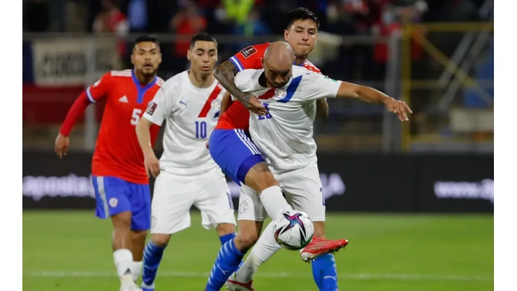 Tabla: Chile no puede con Paraguay y se enreda en la parte baja.