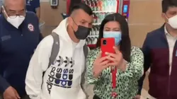 Medel se sacó fotografías con los hinchas chilenos que lo estaban esperando.