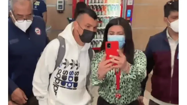 Medel se sacó fotografías con los hinchas chilenos que lo estaban esperando.