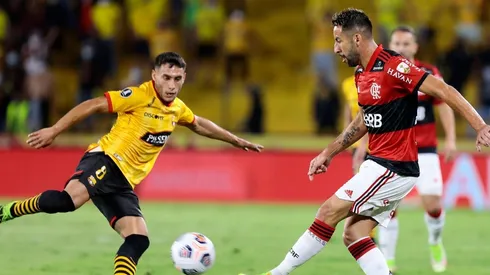 Mauricio Isla estuvo todo el partido en la victoria 2-0 de Flamengo sobre Barcelona.