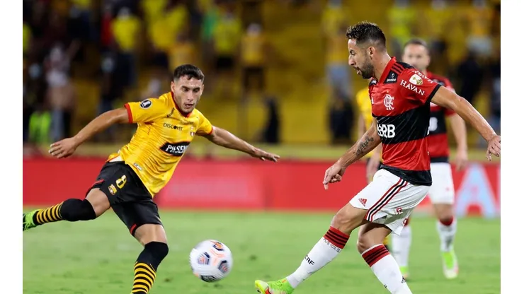 Mauricio Isla estuvo todo el partido en la victoria 2-0 de Flamengo sobre Barcelona.