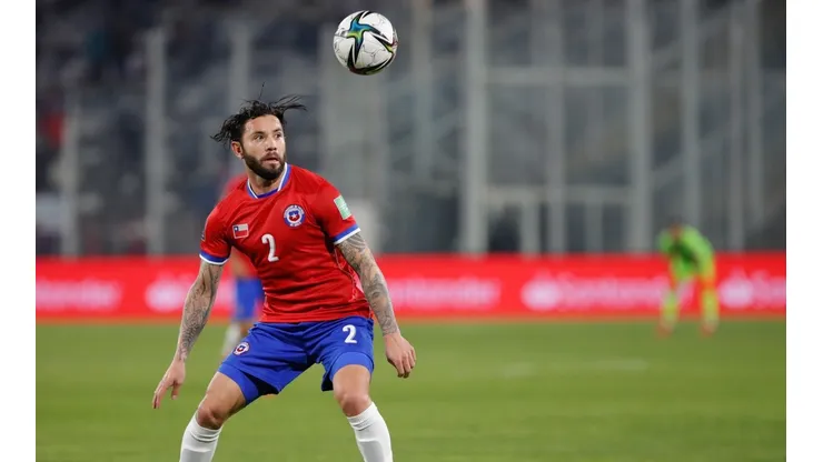 Eugenio Mena estaría con muy pocas chances de jugar en la fecha triple de octubre