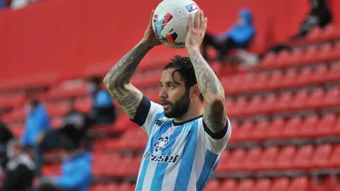 Mena sale lesionado en derrota de Racing y enciende las alarmas en Chile.