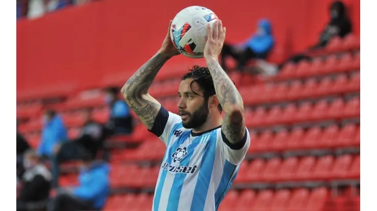 Mena sale lesionado en derrota de Racing y enciende las alarmas en Chile.