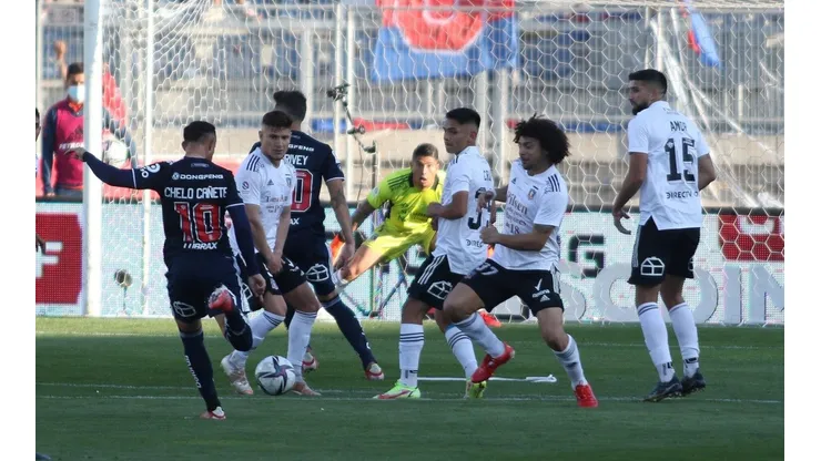Maximiliano Falcón bromea con Brayan Cortés en el gol azul.