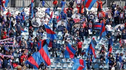 Hinchas de la U organizan banderazo para levantar el ánimo del plantel.