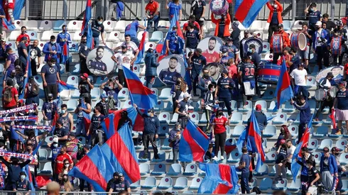 Hinchas de la U organizan banderazo para levantar el ánimo del plantel.