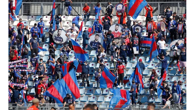 Hinchas de la U organizan banderazo para levantar el ánimo del plantel.
