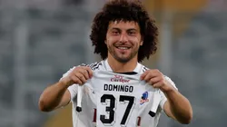 El central colocolino mostró muy contento el carnet de socio