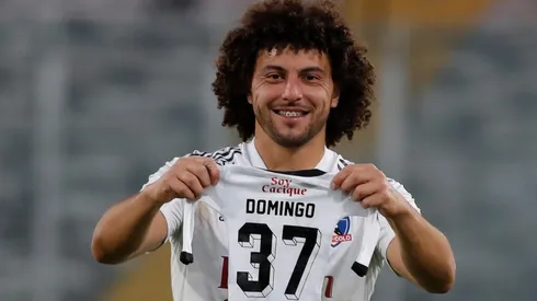 El central colocolino mostró muy contento el carnet de socio