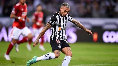 Eduardo Vargas anotó de penal en el último minuto en victoria del Mineiro.