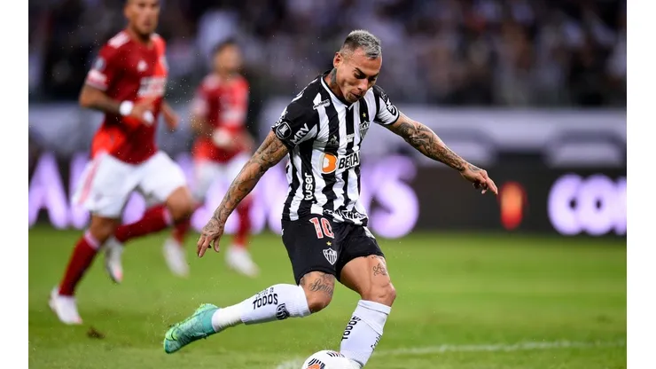 Eduardo Vargas anotó de penal en el último minuto en victoria del Mineiro.