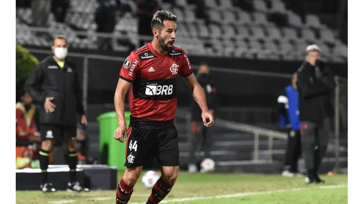 El actuar de Isla no tiene para nada contentos a los hinchas del Fla.