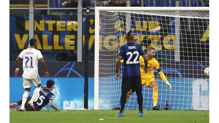Hinchas del Madrid tildan de mascota a Vidal en derrota por Champions League.