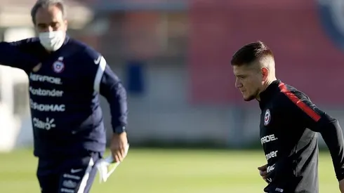 Hinchas argentinos muestran su descontento con posible llamado de Gil a La Roja.