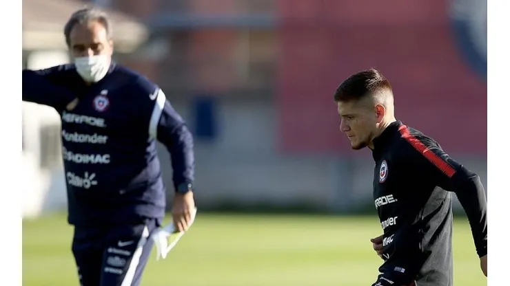 Hinchas argentinos muestran su descontento con posible llamado de Gil a La Roja.