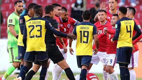Chile jugó en un jugador más desde los 64' tras la expulsión de Junior Sornoza