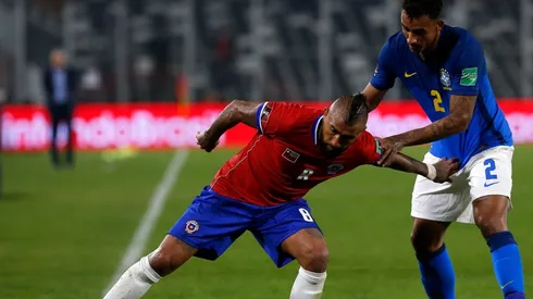 Arturo Vidal reclama falta de Casemiro: "Era penal, pero así estamos"