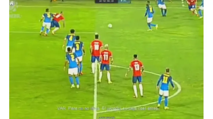 El juez peruano Diego Haro desestimó un posible penal de Casemiro a Arturo Vidal