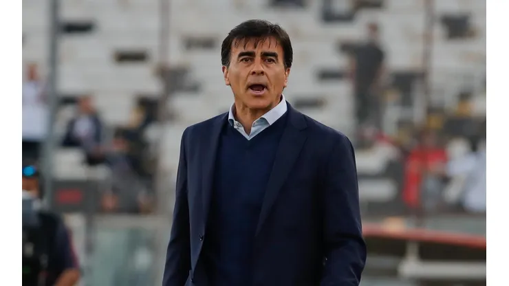 Gustavo Quinteros espera la llegada de refuerzos en Colo Colo