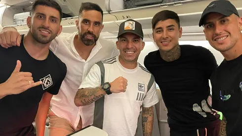 Medel comparte foto de viaje con otros cuatro seleccionados en su camino a Chile.