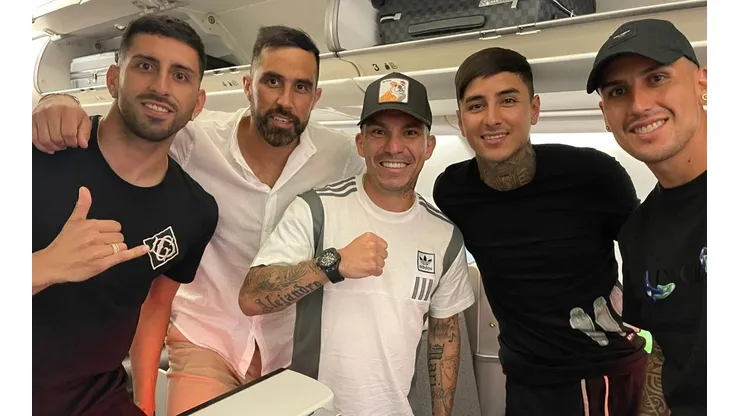 Medel comparte foto de viaje con otros cuatro seleccionados en su camino a Chile.