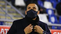 Hinchas cantan en contra del entrenador Gustavo Poyet