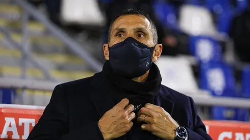 Hinchas cantan en contra del entrenador Gustavo Poyet