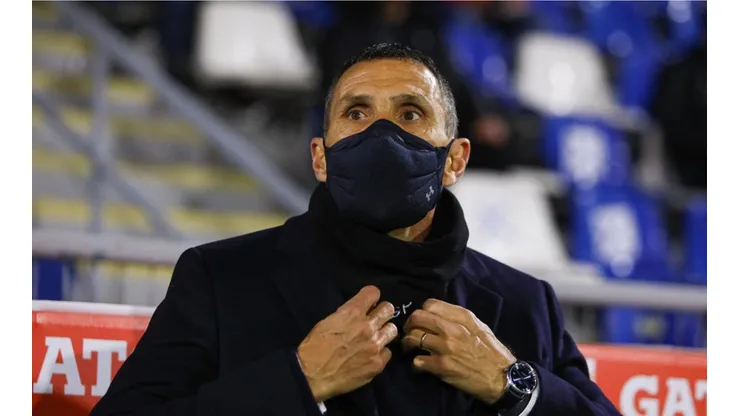 Hinchas cantan en contra del entrenador Gustavo Poyet