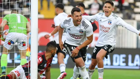 Iván Morales marca uno de los goles del triunfo de Colo Colo