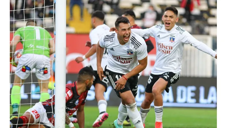 Iván Morales marca uno de los goles del triunfo de Colo Colo