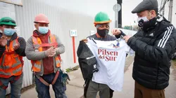 Colo Colo regaló camiseta y entradas a obreros de la construcción.