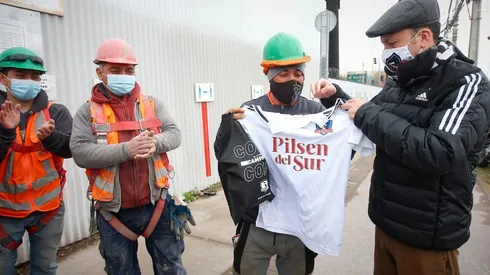 Colo Colo regaló camiseta y entradas a obreros de la construcción.