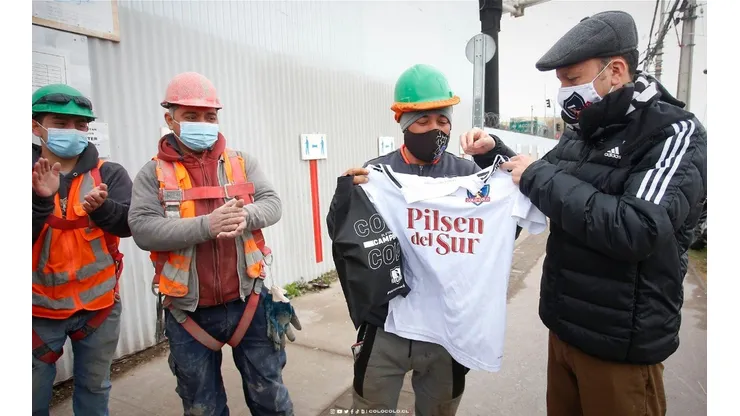 Colo Colo regaló camiseta y entradas a obreros de la construcción.