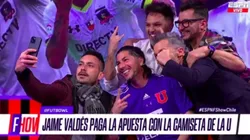 Jaime Valdés viste la camiseta de la U tras perder apuesta