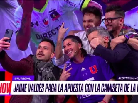 Llueven las selfies: Jaime Valdés pierde apuesta con Olarra y se pone la camiseta de la Universidad de Chile