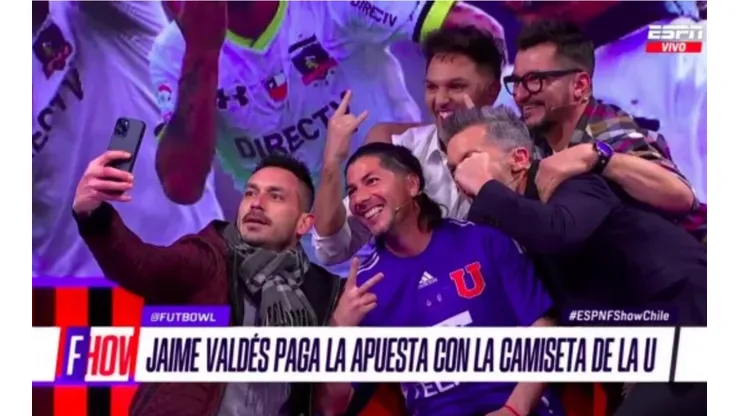 Jaime Valdés viste la camiseta de la U tras perder apuesta
