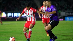 Lolo Reyes en acción por el Mazatlán.