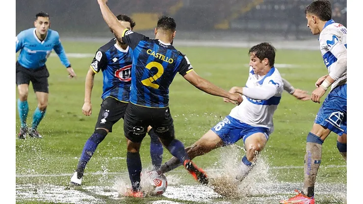 El encuentro se disputó en un barrial y con una lluvia torrencial en el estadio CAP de Talcahuano.