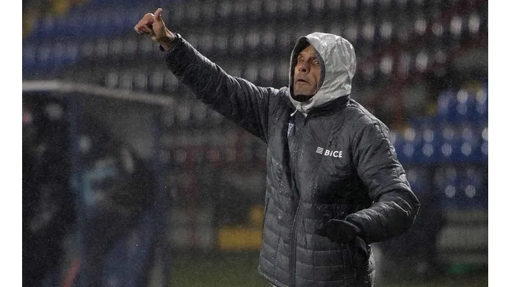 El DT de los cruzados se le vio exaltado en el duelo ante Huachipato