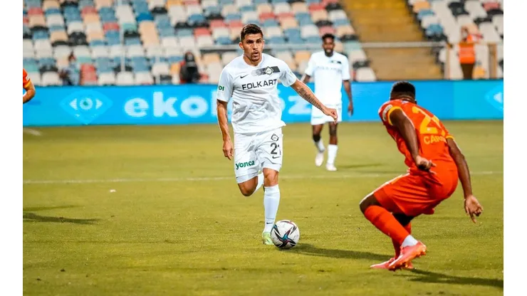 César Pinares asistió en el primer gol del Altay Spor.