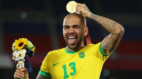 Dani Alves pone la experiencia en la nómina de Brasil para enfrentar a Chile