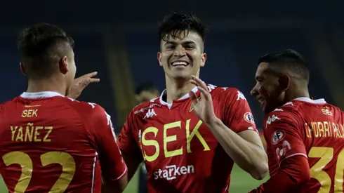 Thomas Galdames hace el gol del triunfo de la Unión Española sobre Huachipato