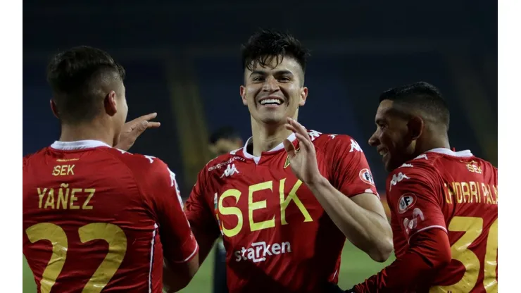 Thomas Galdames hace el gol del triunfo de la Unión Española sobre Huachipato