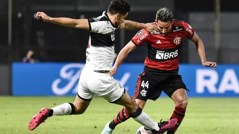Mauricio Isla titular en triunfo del Flamengo en la Copa Libertadores.