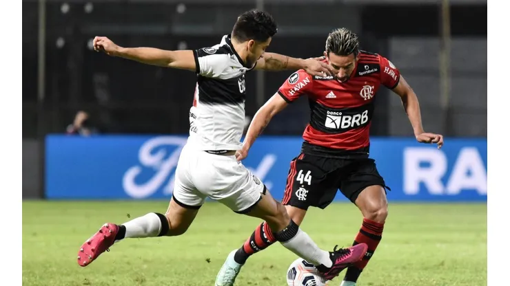 Mauricio Isla titular en triunfo del Flamengo en la Copa Libertadores.