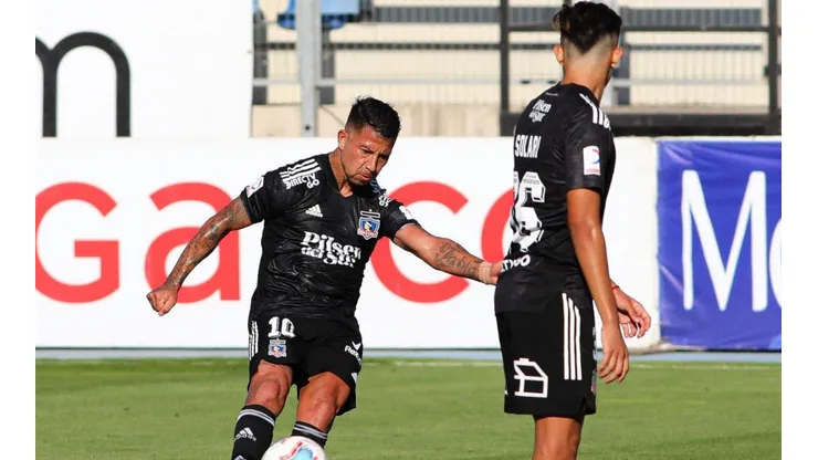 Valencia sorprende con increíble golazo en Colo Colo.