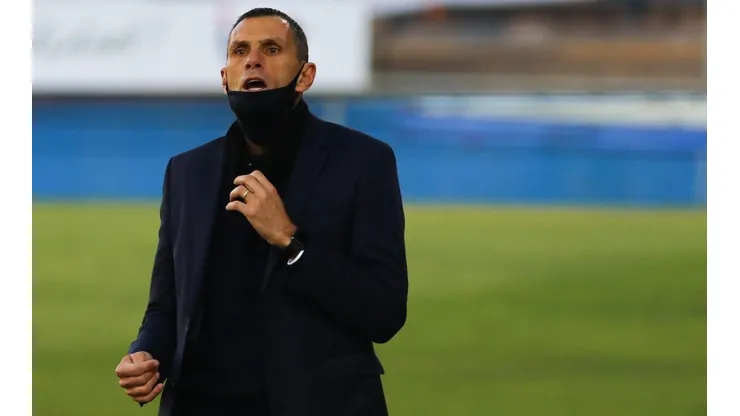 Gustavo Poyet no podrá dirigir a la UC ante La Serena