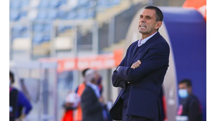 Gustavo Poyet tiene un encontrón con periodista en conferencia de prensa