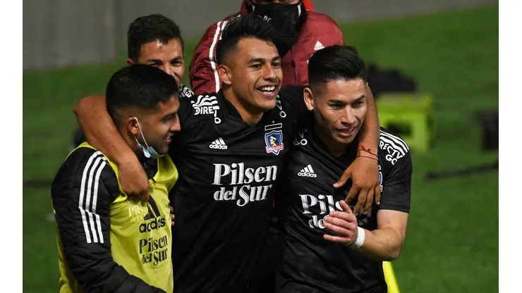 Solari, Morales y Costa dan vuelta el marcador para Colo Colo.